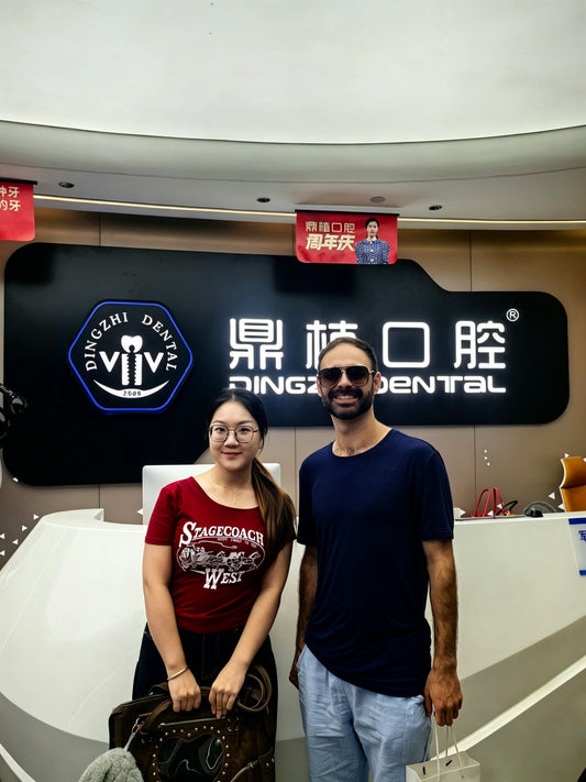 Australia Gentlemen in Guangzhou Clinic for Teeth Whitening