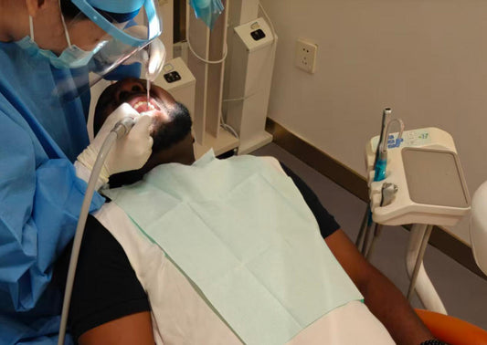USA Gentlemen in Guangzhou Clinic for Deep Cleaning